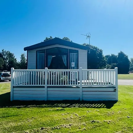 The Poplars Lodge With Hot Tub York Exterior foto