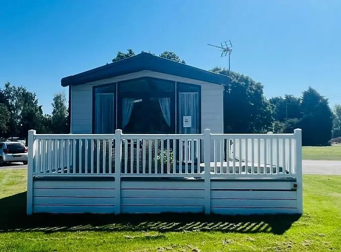 The Poplars Lodge With Hot Tub