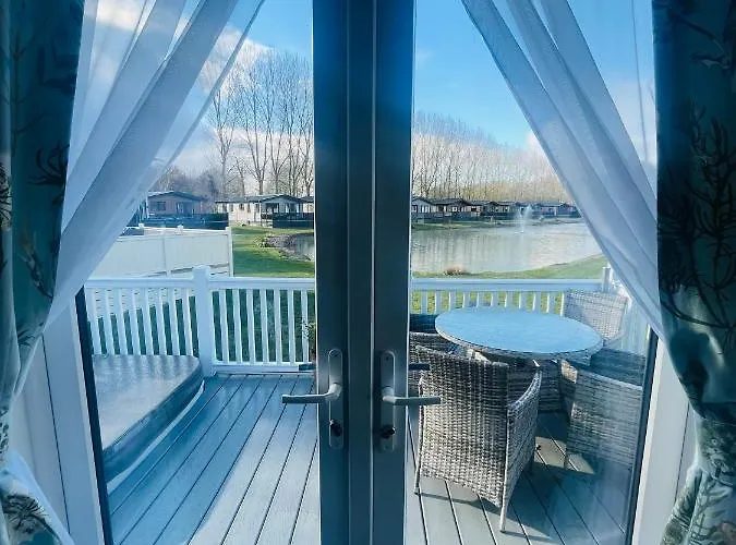 The Poplars Lodge With Hot Tub