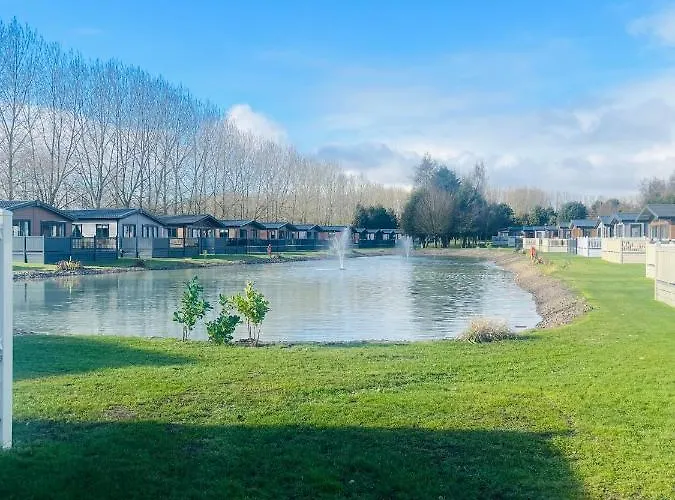 The Poplars Lodge With Hot Tub
